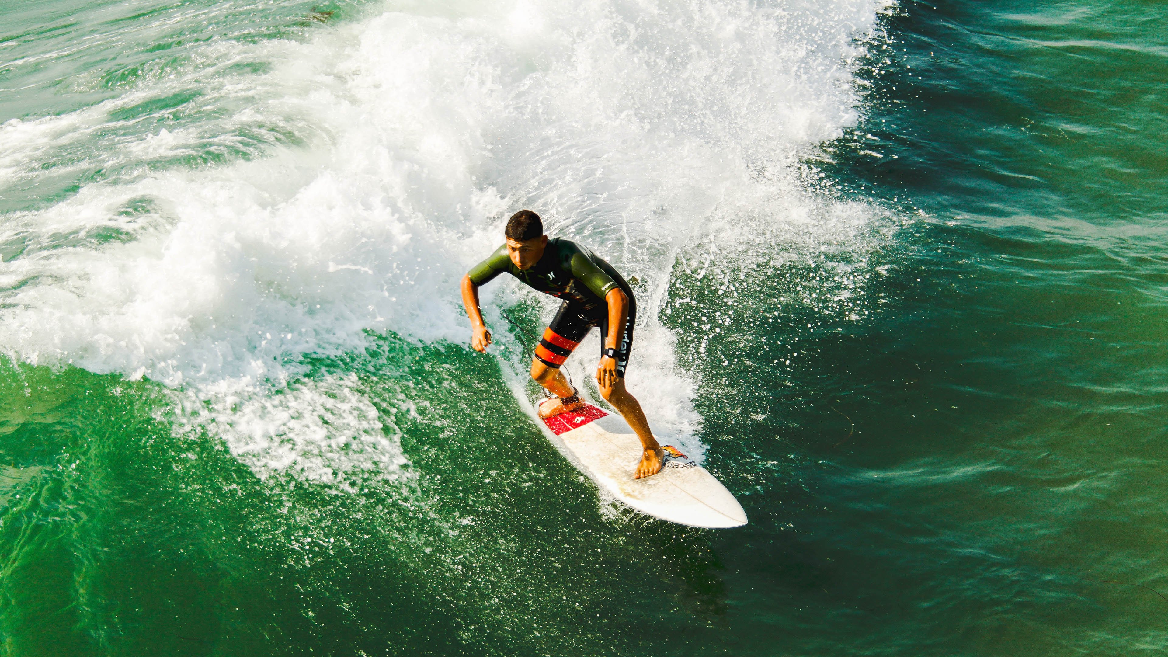 巴特尔的强力拦截为袋鼠队赢得关键比赛中的优势，巴特尔的替补